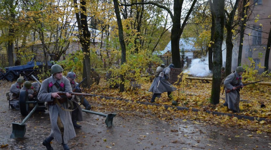 Калужанам показали реконструкцию обороны города от фашистов в октябре 1941 года
