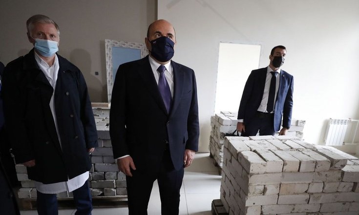 13 октября 2021 года. Орёл. Председатель Правительства РФ Михаил Мишустин в строящемся многопрофильном медицинском центре Орловской клинической больницы. Фото: government.ru