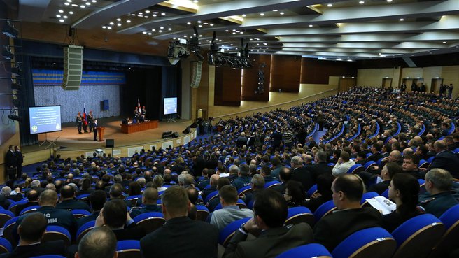 Дмитрий Медведев осмотрел экспозицию МЧС России в Подмосковье