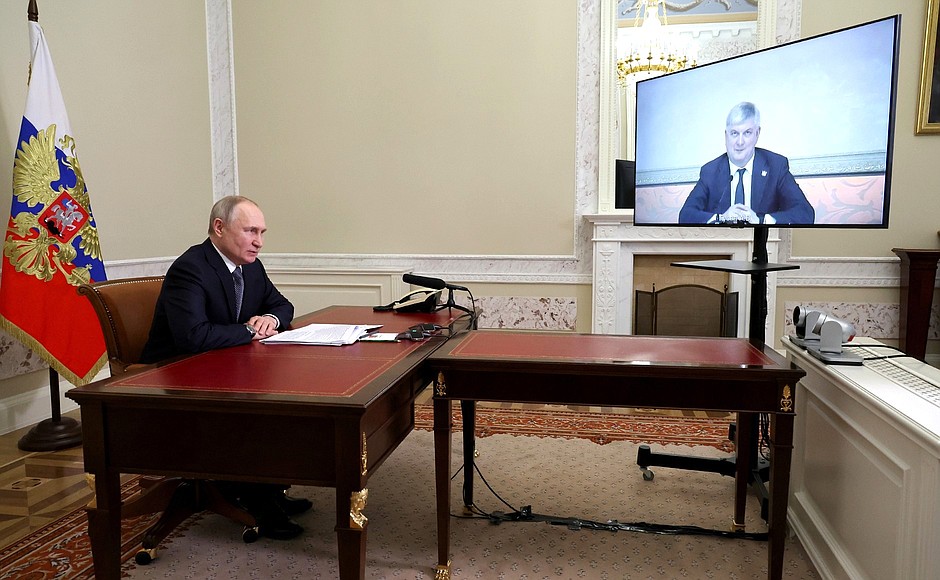Санкт-Петербург. Встреча с губернатором Воронежской области Александром Гусевым (в режиме видеоконференции). Фото: пресс-служба Президента РФ