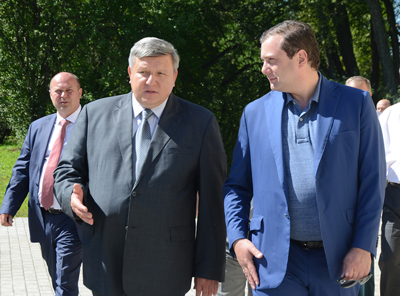 Алексей Островский и заместитель полпреда Президента в ЦФО Николай Овсиенко посетили Вяземский район