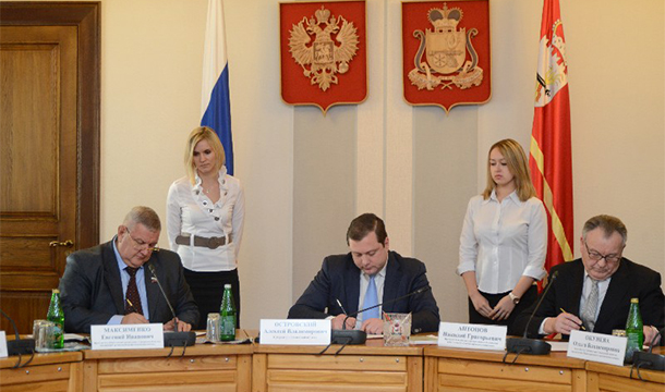 Власть, профсоюзы и работодатели скрепили взаимоотношения двумя соглашениями