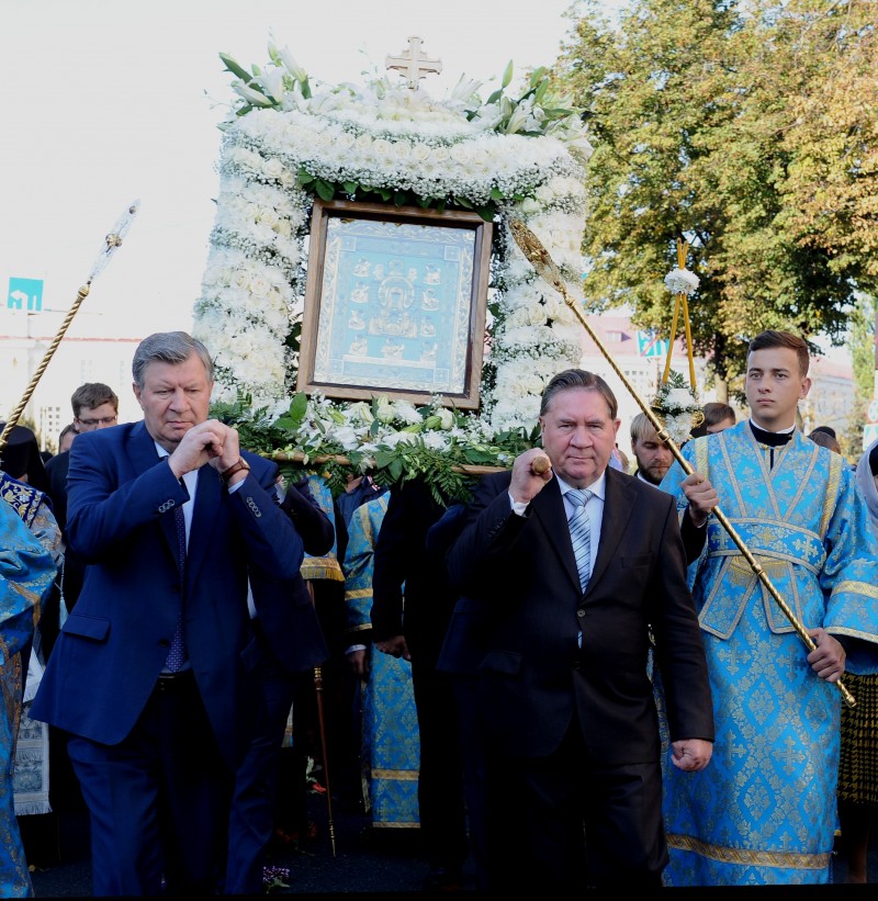 Сегодня состоялся традиционный крестный ход из Коренной пустыни в Курск с чудотворной иконой «Знамение»