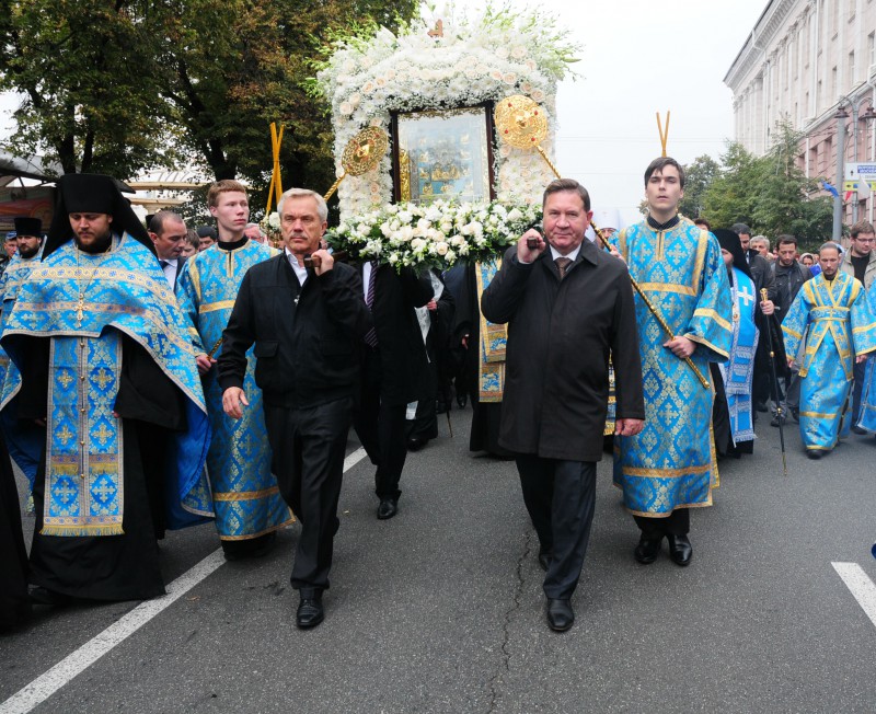 Александр Михайлов и Евгений Савченко вместе пронесли икону Божией Матери «Знамение» во время крестного хода