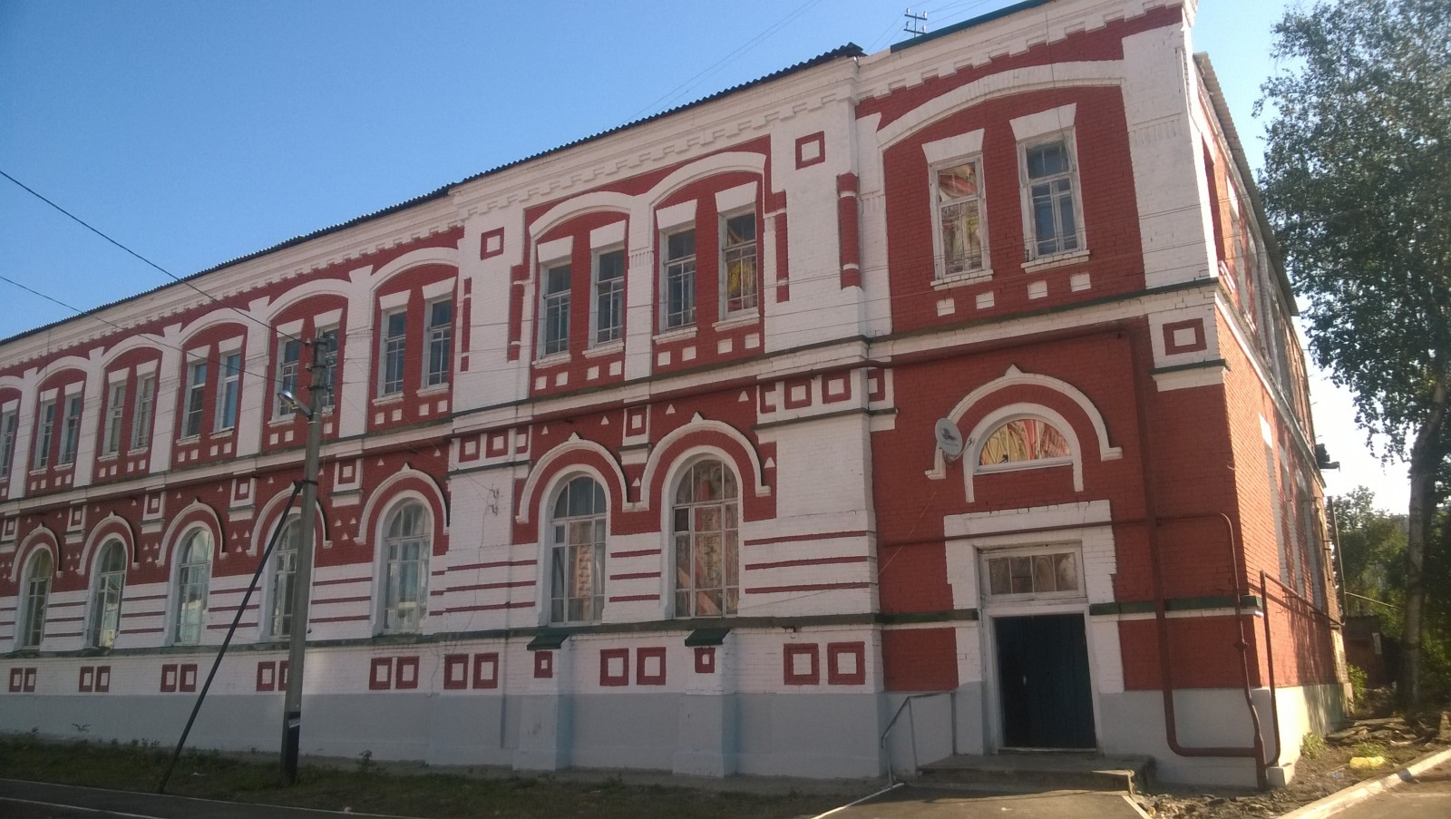 Обновленный фасад многоквартирного дома 33 по улице Московская