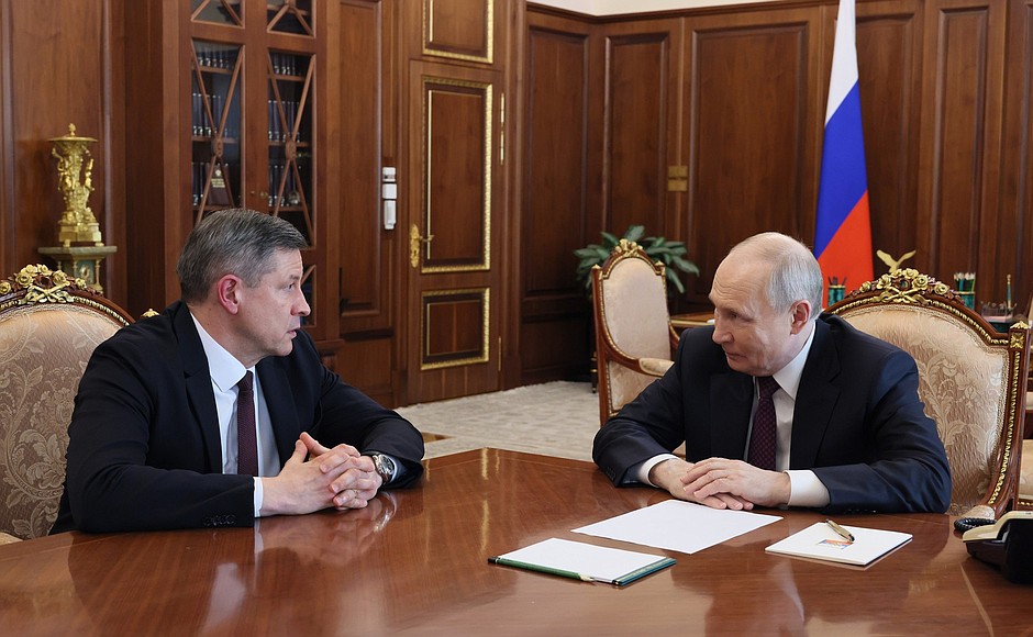 13 мая 2026 года. Москва, Кремль. Встреча с врио губернатора Брянской области Егором Ковальчуком. Фото: пресс-служба Президента РФ