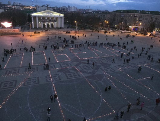 На главной площади Белгорода зажгли сотни свечей