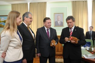Немецкая делегация передала курскому губернатору
подарок для Путина