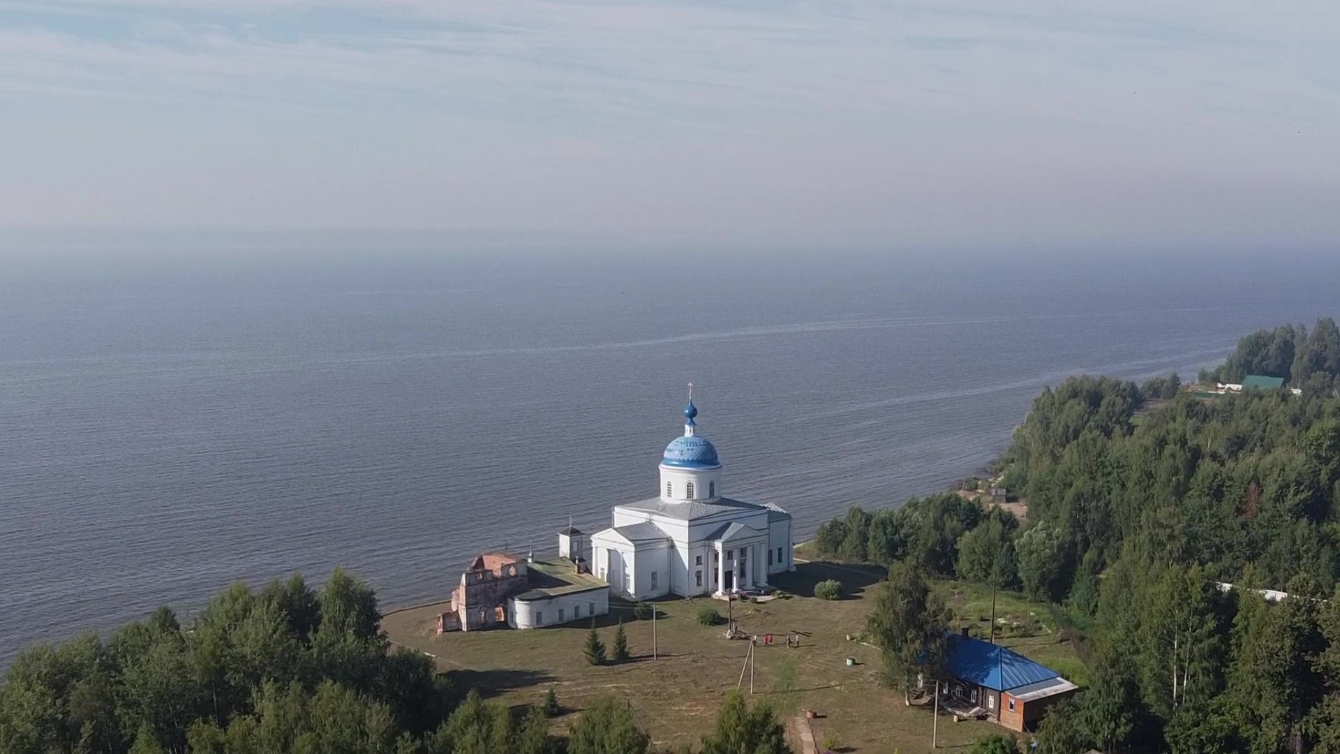 Костромская область, село Завражье, Набережная улица, 7А. Церковь Рождества Богородицы.