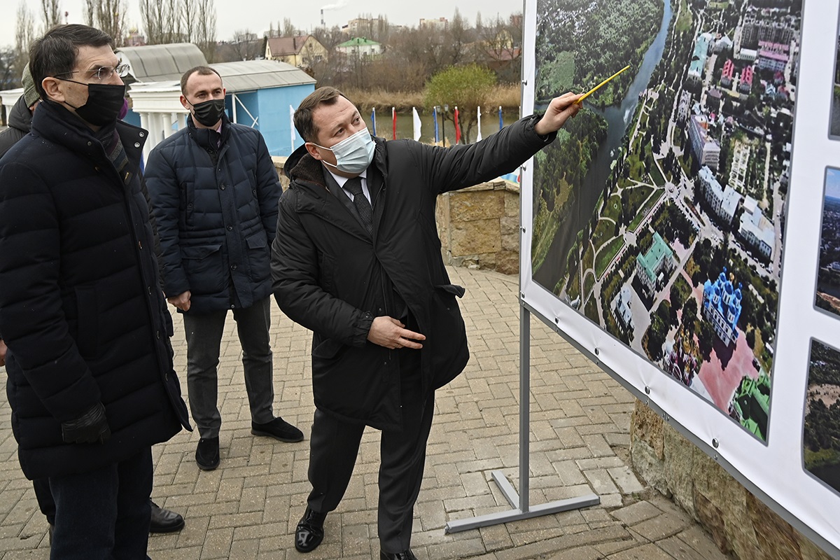 11 ноября 2021 года, Тамбов. Рабочая поездка в Тамбовскую область. Временно исполняющий обязанности главы администрации Тамбовской области представляет полномочному представителю Президента РФ в ЦФО Игорю Щёголеву проект реконструкции Набережной Тамбова. Фото: пресс-служба администрации Тамбовской области